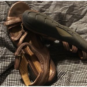 Clarks structured bronze colored sandal